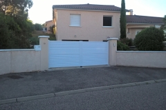 portail motorisé blanc maison