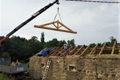 rénovation d'une charpente avec grue