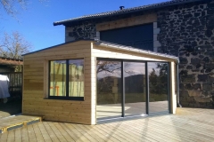 véranda maison bardage bois et coulissant aluminium